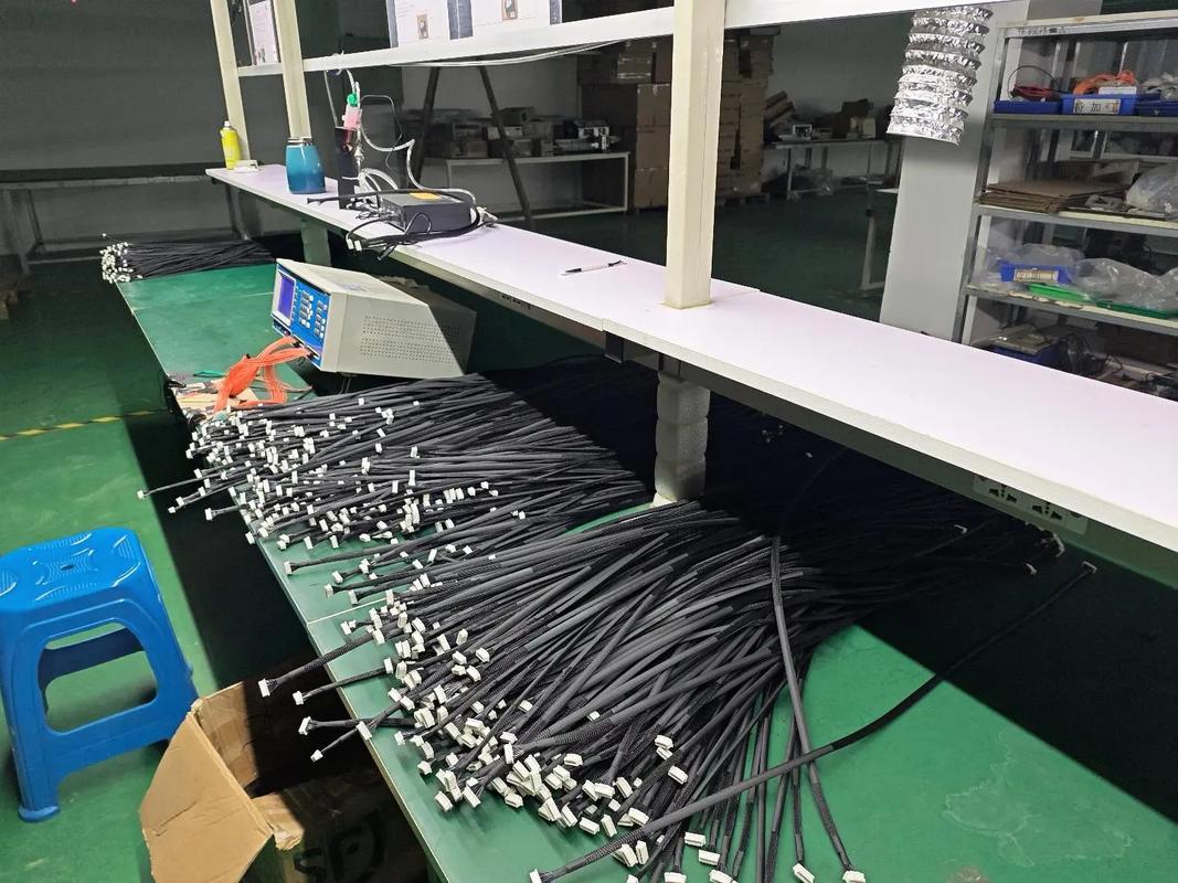 周末的工匠時光 車間一角中的電子產(chǎn)品線束手工活